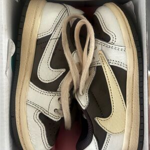 JORDAN 1 LOW OG SP (TD)
SAIL/UNIVERSITY RED-RIDGEROCK
VOILE/UNIVERSITE ROUGE